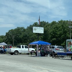 Parkland Flea Market - The entrance sign at the road