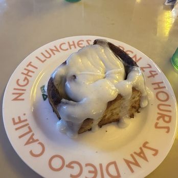 Beginner's Diner - Warm and cozy cinnamon roll - 10/10 worth it - Diners Near Me - San Diego, California