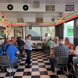 Bob's Good Burger - Dinner with our car club before a movie at Maya