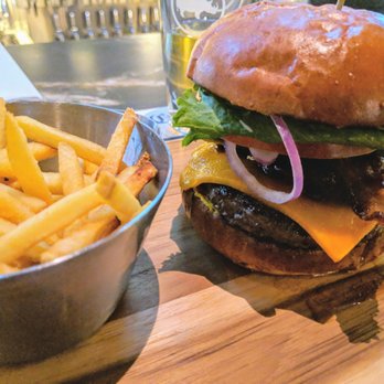 Earls Kitchen + Bar - Canadian (New) Near Me - Burnaby, British Columbia