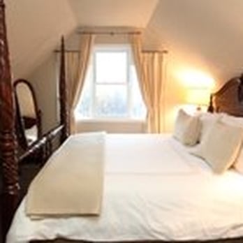 Harbour View Inn - Penthouse Bedroom - Hotels Near Me - Barrie, Ontario
