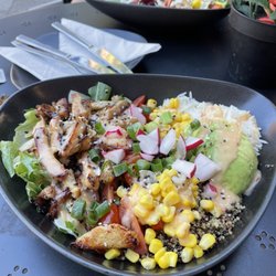 Söhne Hamburgs - Chicken and avocado bowl 10/10 stars!