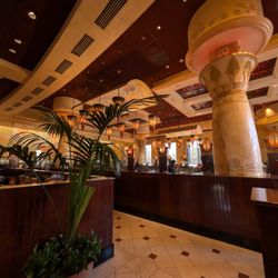 The Cheesecake Factory - Dining area