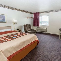 Super 8 by Wyndham Morris - 1 Queen Bed Room
