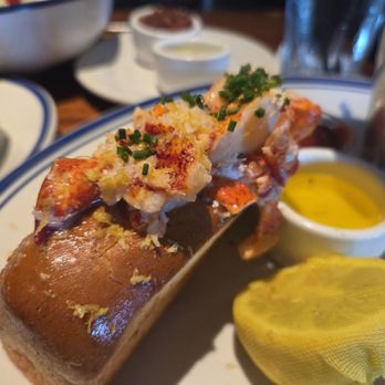 Hudson House - Lobster Roll - Cocktail Bars Near Me - Houston, Texas