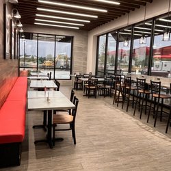 Leo's Market & Eatery - Seating area