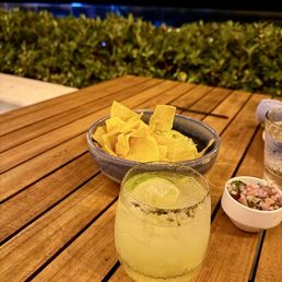 Jalapeño margarita with chips a gross salsa and guacamole Jalapeño margarita with chips a gross salsa and guacamole