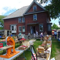 Prudhommes Antique Market - Victorian home with multiple indoor vendors