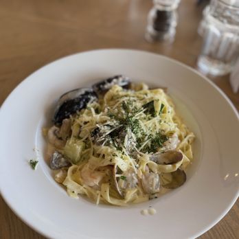 Anthony's Restaurant - Seafood Fettuccini ... beautiful yet flavorless - Seafood Near Me - Gig Harbor, Washington