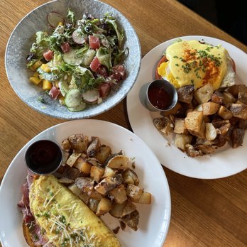 Earls Kitchen + Bar - Benedict, Omelet and Ahi Salad - New American Near Me - Miami, Florida Earls Kitchen + Bar - Benedict, Omelet and Ahi Salad - New American Near Me - Miami, Florida