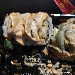 Idk on what planet this is supposed to be a spider roll it's not she don't know what she's doing