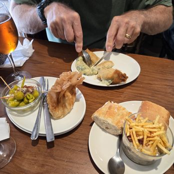 Gaucho - Crujiente de espinacas y gamba (crispy spinach and shrimp), Huevo trufado (truffled egg), Gilda, Crujiente de pato (crispy duck) - Tapas Bars Near Me - Pamplona, NA