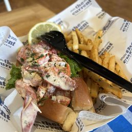 Maine style lobster roll