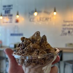 Nanny Belle's - Swirl cup with Reese's and butterfingers