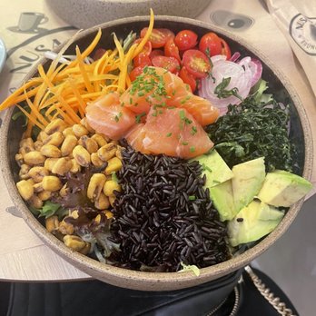 Nusa Café - Salmon Poke bowl - Breakfast & Brunch Near Me - Ipanema, RJ