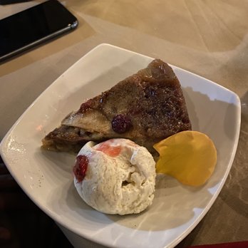 Robins Restaurant - Berry Apple Upside-down cake - New American Near Me - Cambria, California Robins Restaurant - Berry Apple Upside-down cake - New American Near Me - Cambria, California