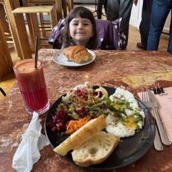 Huber - a child, bread, eggs, salad, red juice