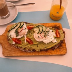 Leitaria Lisboa - Avocado Toast and Poached Egg