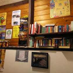 Sun Peaks Hostel - Bookshelf