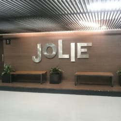 Jolie - Caja y baños en el estacionamiento