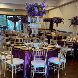 Beautiful and clean Chiavari chairs! Beautiful and clean Chiavari chairs!