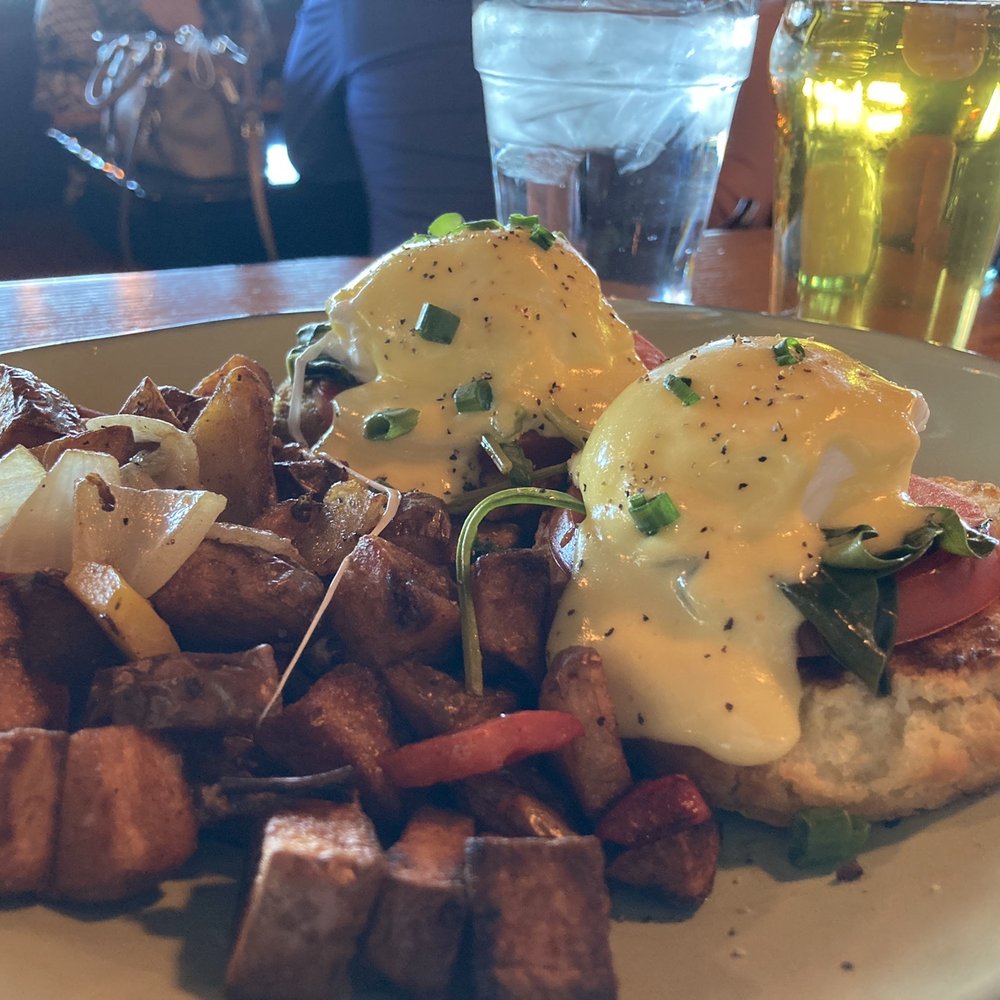 LU LU Craft Bar + Kitchen - Spinach Benedict - Bars Near Me - Richland, Washington