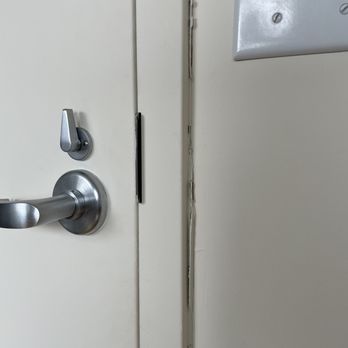 Harlem Locksmiths NYC - Damaged my doorframe and charged me $174 for less than 30 seconds worth of "work" - Keys & Locksmiths Near Me Harlem Locksmiths NYC - Damaged my doorframe and charged me $174 for less than 30 seconds worth of "work" - Keys & Locksmiths Near Me
