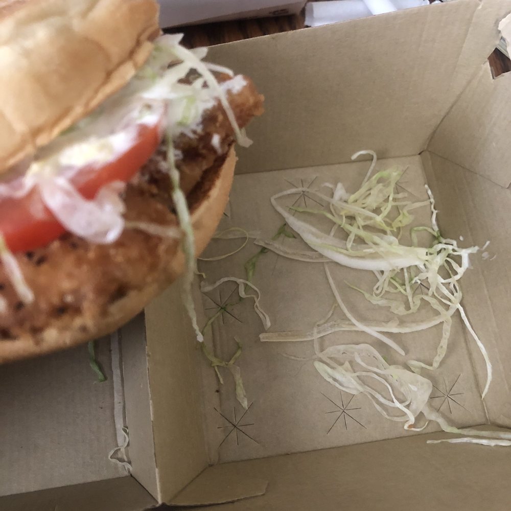 Arby's - Incredibly limp, scrawny shredded lettuce. Unappetizing. Classic Crispy Chicken Sandwich - Fast Food Near Me - Mankato, Minnesota