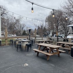 Whipsaw Brewing - Outdoor heating and lots of seating.