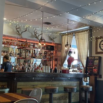 Treylor Park - Fully stocked bar - New American Near Me - Savannah, Georgia