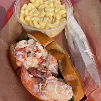 Lobster Cooker - Maine style lobster roll with hot Mac and cheese. - Seafood Near Me - Freeport, Maine