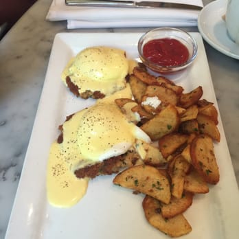 Gracie's - Egg Benedict with crab and bay shrimp cake - New American Near Me - Portland, Oregon Gracie's - Egg Benedict with crab and bay shrimp cake - New American Near Me - Portland, Oregon