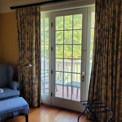 Berry Hill Resort - Lovely room with a balcony and cooking chairs.