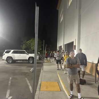 EōS Fitness - Line of members still waiting to get in. - Gyms Near Me - La Mirada, California EōS Fitness - Line of members still waiting to get in. - Gyms Near Me - La Mirada, California