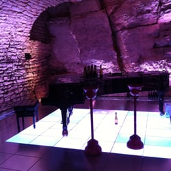 Gros Freres et Soeur - En sous-sol : Caveau de dégustation avec piano