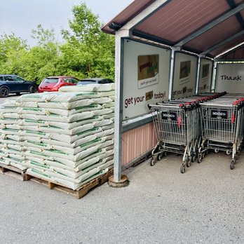 Yummy Market - Shopping carts and parking lot - International Grocery Near Me - North York, Ontario