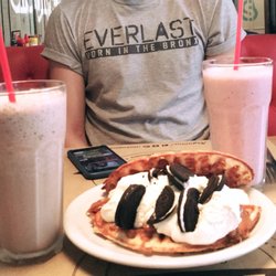 The Embers - Milkshakes y waffle full de Oreo