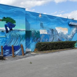 Freeride Surf & Skate Shop - Parking lot.  Sloppy parkers beware, space is tight.