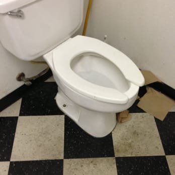 Big O Tires - Filthy lobby bathroom - Tires Near Me - Oroville, California
