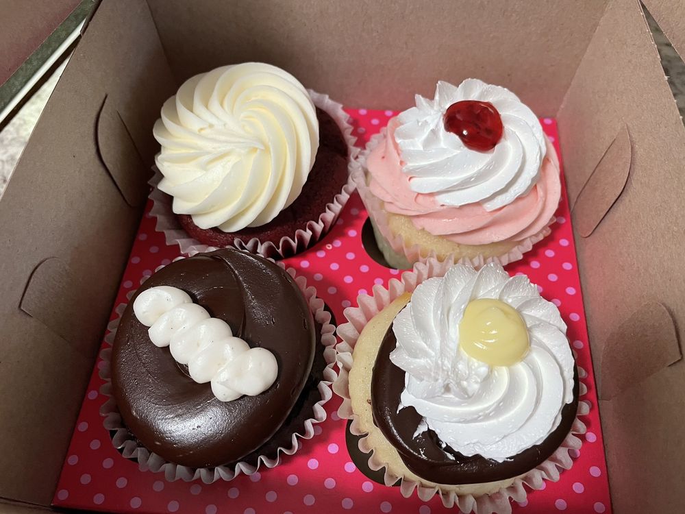 Smallcakes Cupcakery and Creamery Logo