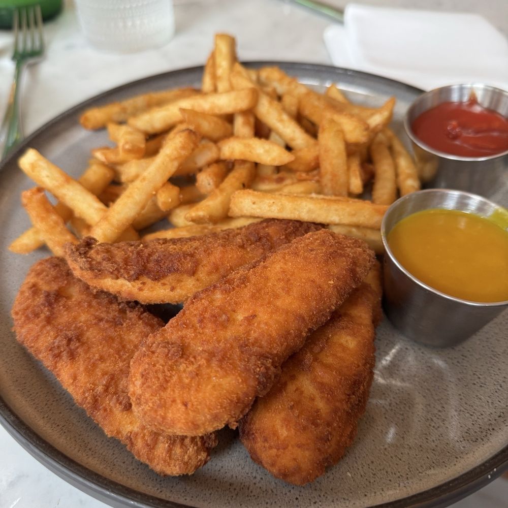 Children's menu: chicken strips and fries