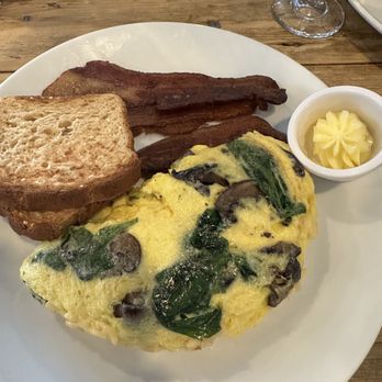 Farmhouse Restaurant - Farmhouse Omelete - American Near Me - Newtown, Connecticut