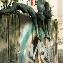 Bubenbrunnen - Bubenbrunnen, am 23.5.1979 aufgestellt (Künstler: Heinz Müller-Olm), Höhe 2,85m