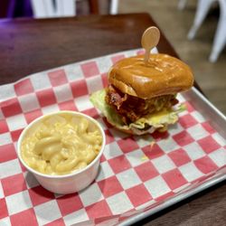 Party Fowl - Nashville International Airport - Hot Chicken and Cheddar Sandwich and Skillet (really?) Mac N Cheese