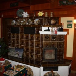Restaurant Muskauer Hof - Der große Kachelofen, davor der Kindermalplatz