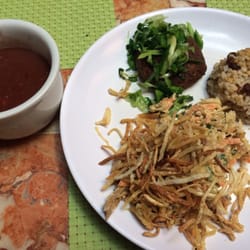 Refeitório Orgânico - Arroz com castanhas, hambúrguer ao poró, salpicão vegano e feijão vermelho. Opções do menu a la carte.