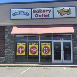 Exterior photo of Flowers Bakery Outlet - Smyrna, Tennessee Exterior photo of Flowers Bakery Outlet - Smyrna, Tennessee