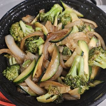 Li's noodles - Broccoli, onion, zucchini- good, just not great - Pan Asian Near Me - Matthews, North Carolina