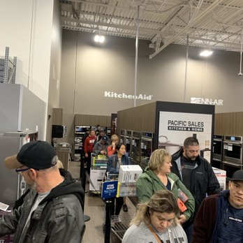 Best Buy - Gilbert - Long line for main items - Electronics Near Me - Gilbert, Arizona Best Buy - Gilbert - Long line for main items - Electronics Near Me - Gilbert, Arizona