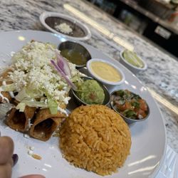 Ferso’s - 3 flautas happy hour selection